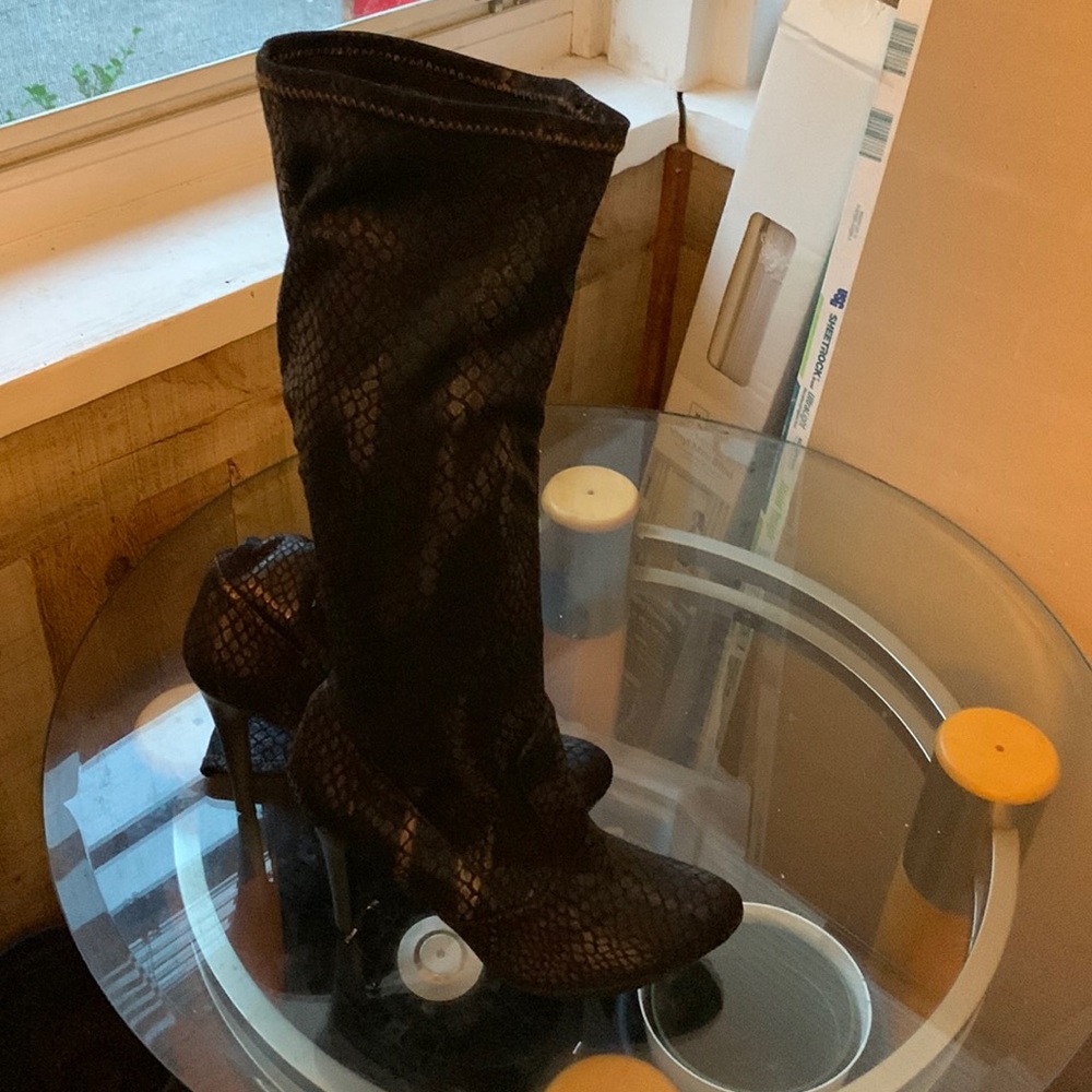 Knee boots